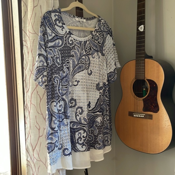 2X Short-Sleeve Blue Paisley Top with Sheer layer at bottom for extra length - Picture 1 of 4